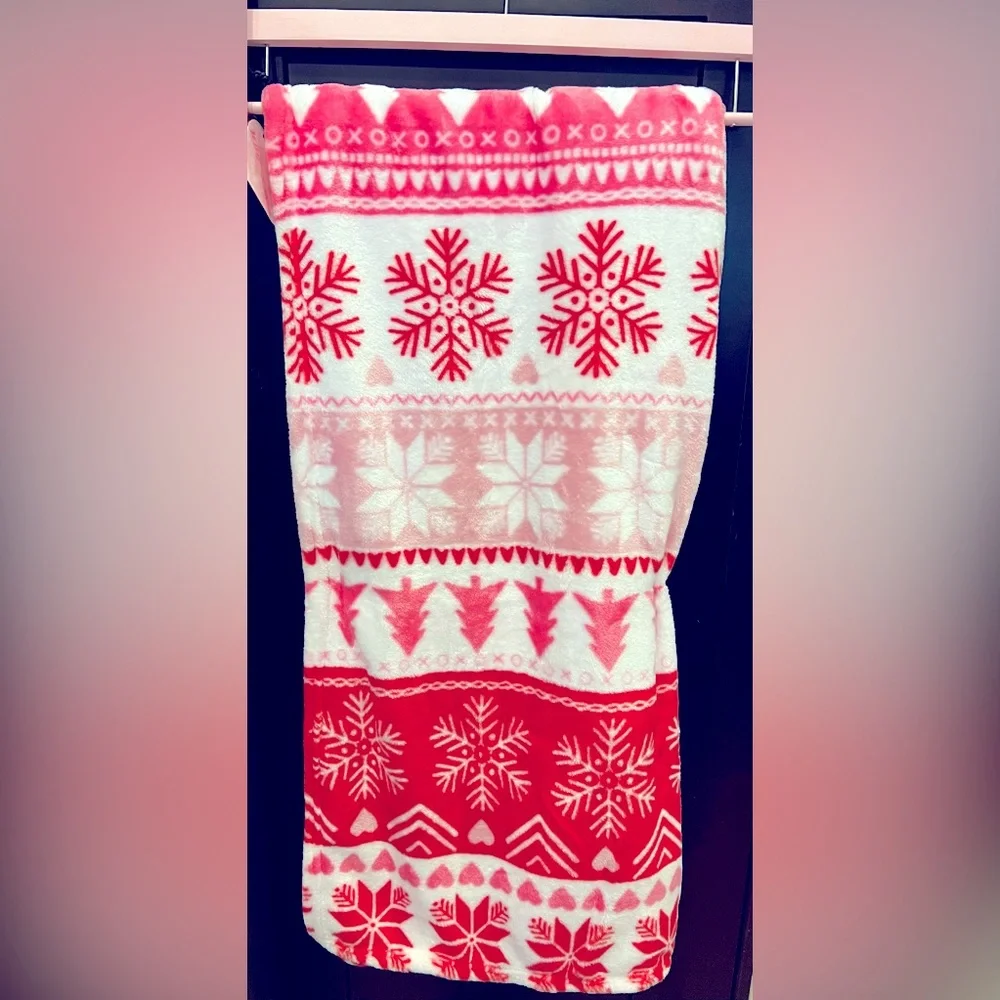 🌲💋 Betsey Johnson Christmas blanket
